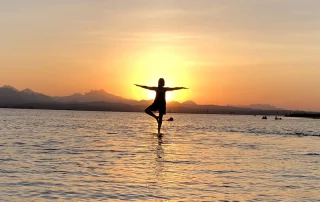 Meer und Sonnenuntergang Yoga Baum